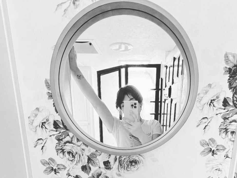 Der Renovierer macht ein Spiegel-Selfie in Schwarz-Weiß