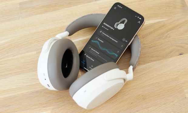 Ein iPhone mit der Sennheiser Connect App, die die Einstellungen der Momentum 4 Wireless-Kopfhörer steuert.