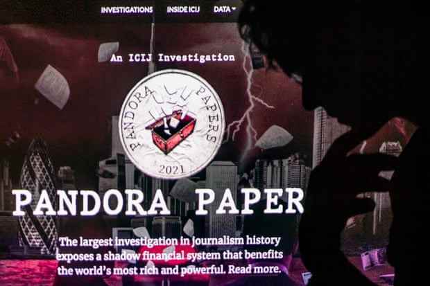 Diese Fotoillustration zeigt den Schatten einer Frau, der auf das Logo von Pandora Papers geworfen wird,