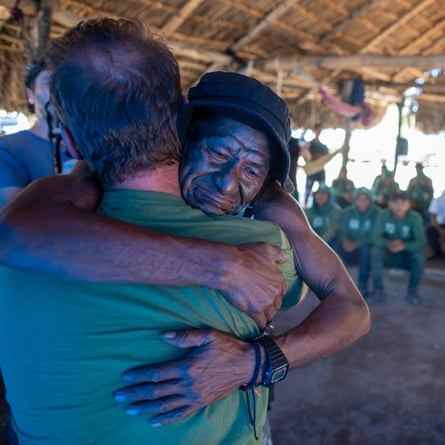 Pedro dos Santos Uiriri umarmt Lucas Albertoni, einen indigenen Gesundheitsspezialisten, der mit Pereira in den Javari zusammengearbeitet hat