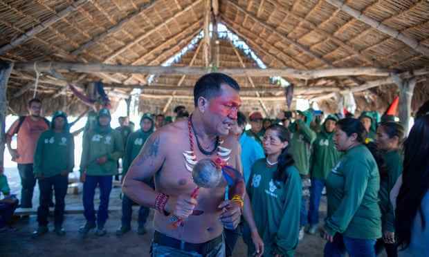 Der Anführer der Forest Guardians, Olímpio Iwyramu Guajajara, singt ein traditionelles Lied, um die Javari-Aktivisten willkommen zu heißen