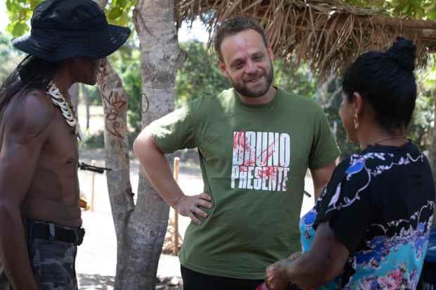 Der indigene Gesundheitsspezialist Lucas Albertoni trägt auf dem Gipfel ein T-Shirt mit der Aufschrift: „Bruno ist hier“