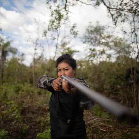 Eine Forstwächter-Aktivistin macht sich bereit, Zutiwa während eines kürzlichen Vorgehens gegen illegale Holzfäller zu verlassen