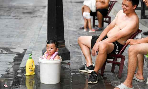 Ein Kleinkind versucht sich in der Provinz Hunan abzukühlen