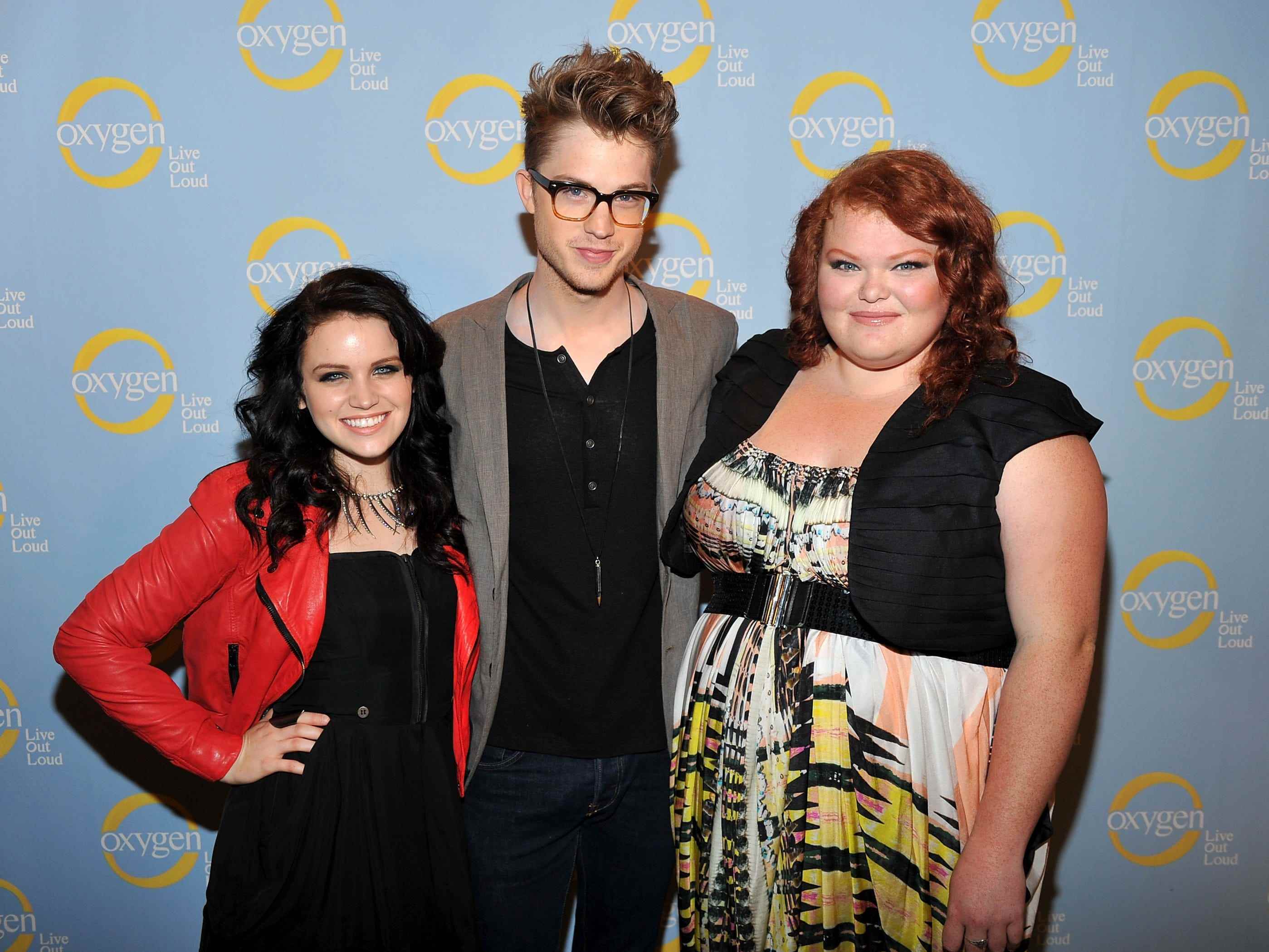 Lindsay Pearce, Cameron Mitchell und Hannah McIalwain posieren vor dem „Glee Project“-Hintergrund.