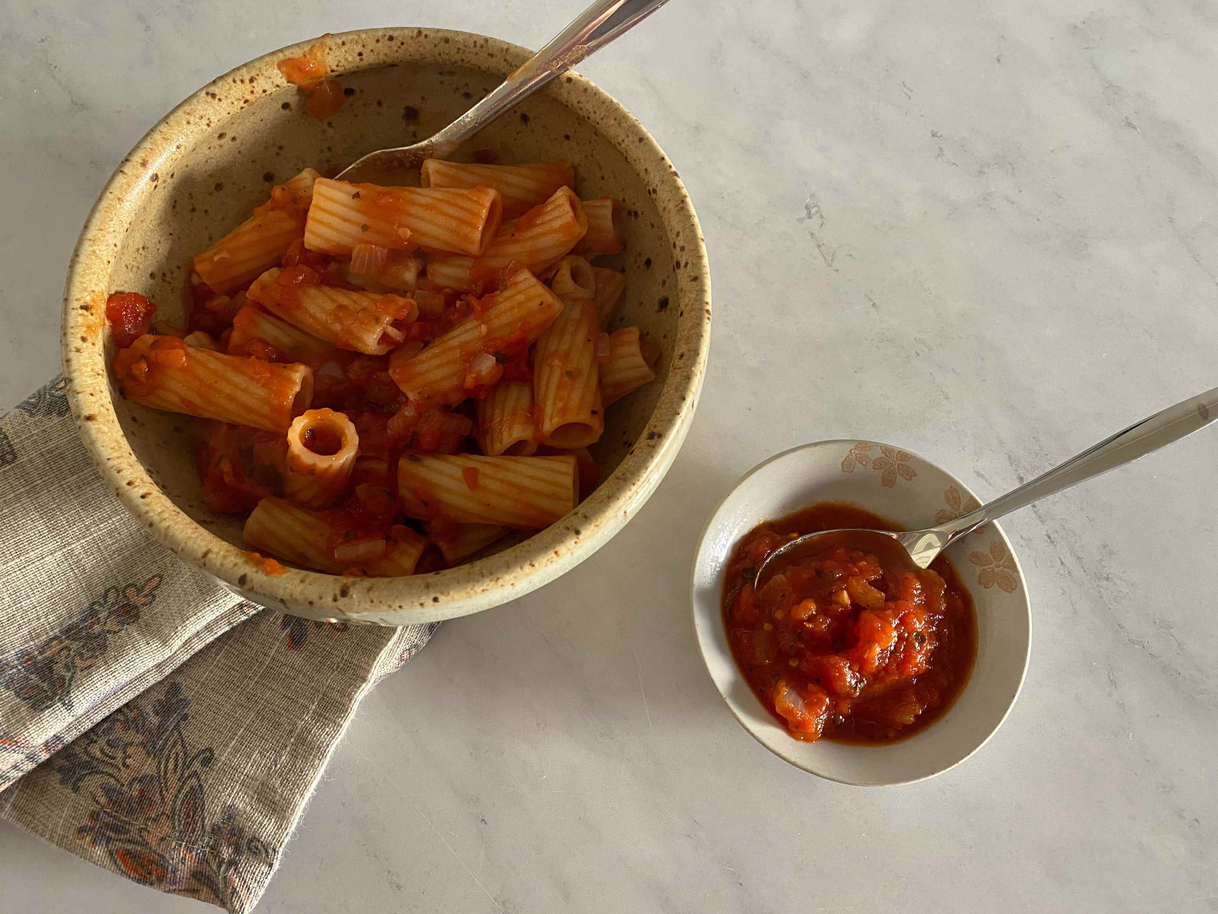 Pasta mit Marinara-Sauce durch eine kleinere Schüssel mit einer klobigen Marinara-Sauce