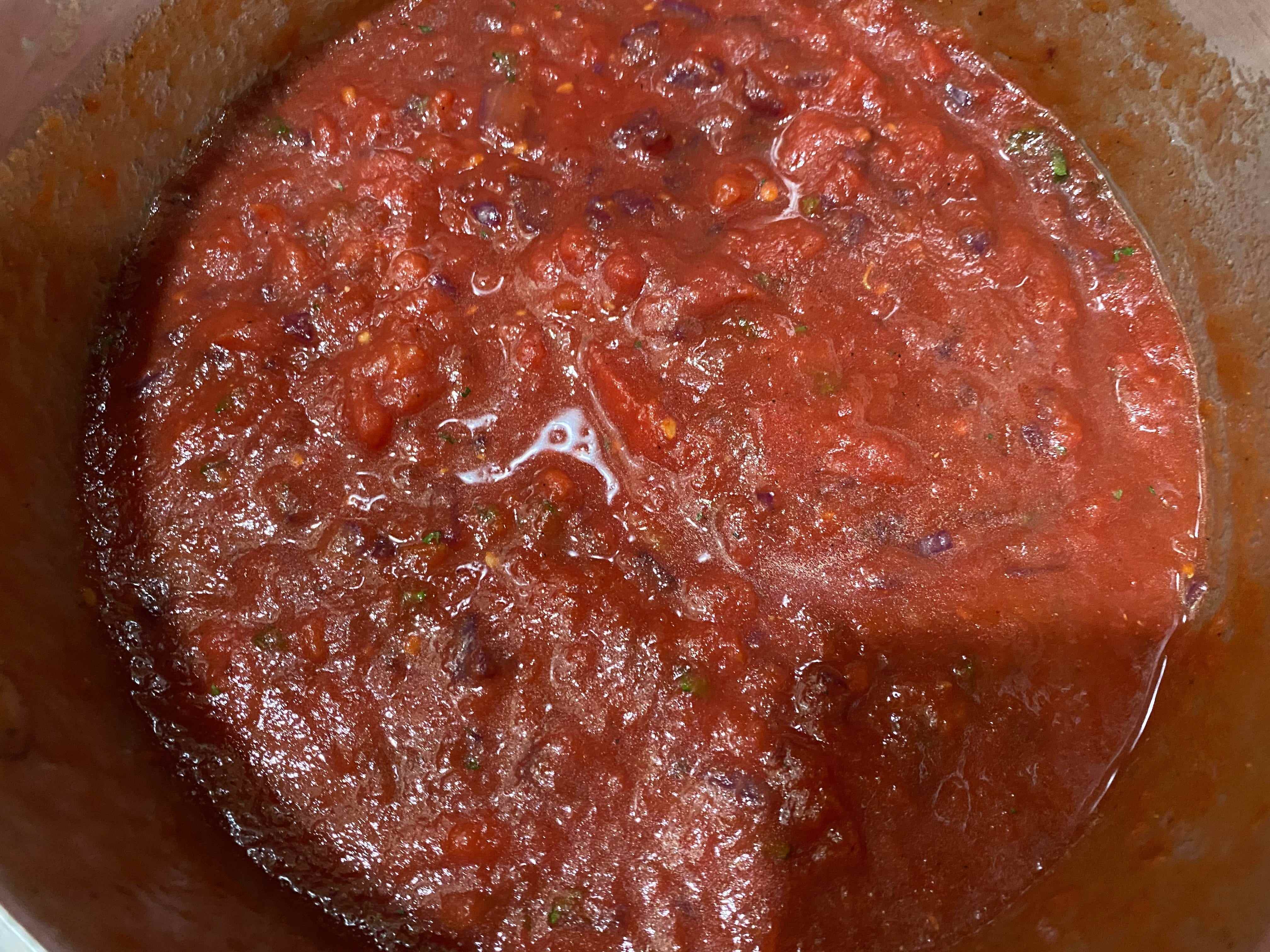 Dunkelrote Marinara-Sauce in einem Topf