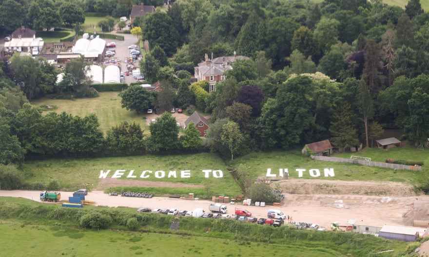 „Ein bisschen Spaß“ … Max Foshs „Welcome to Luton“-Schild in der Nähe des Flughafens Gatwick.