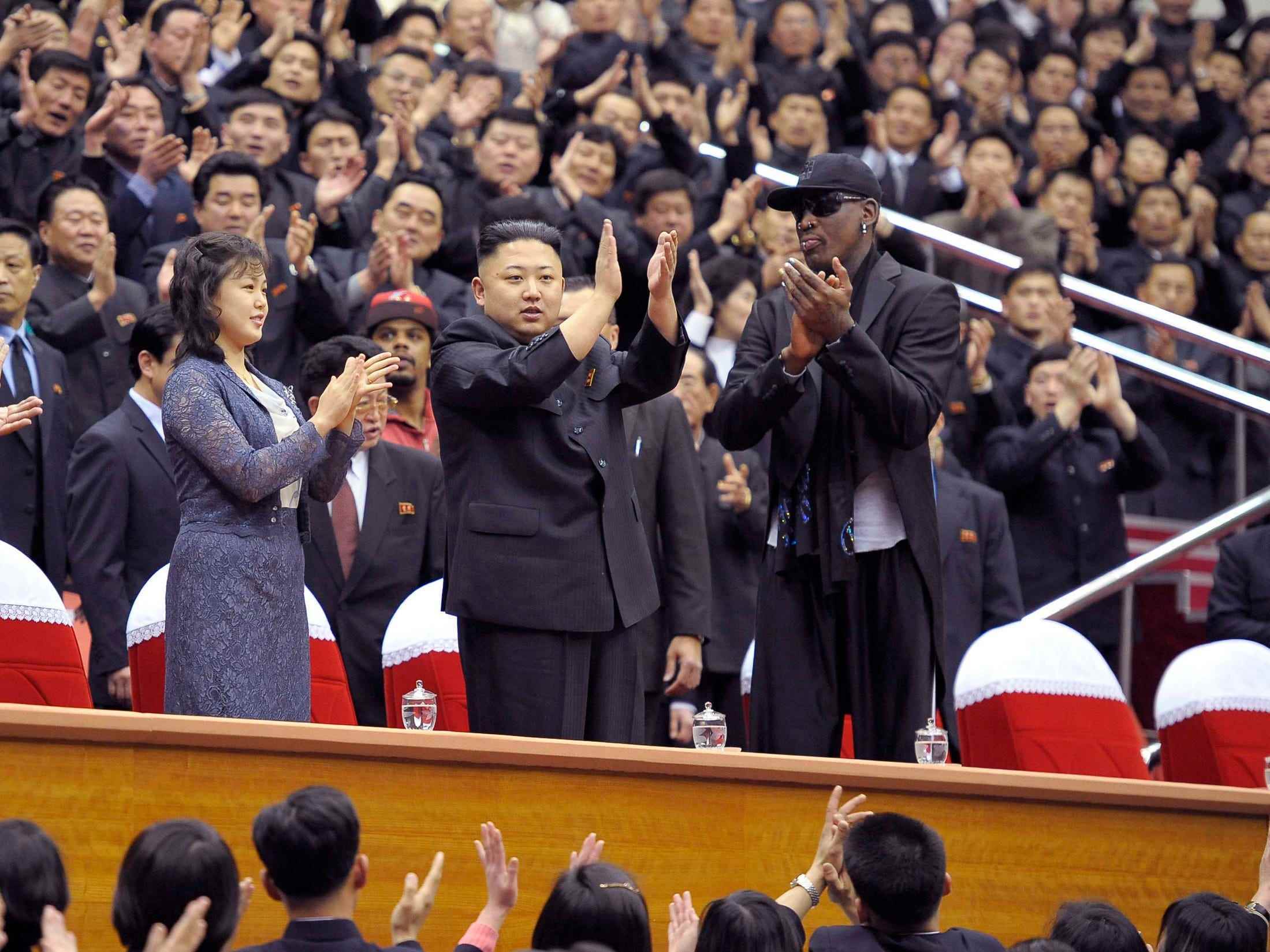 Dennis Rodman (rechts) und Kim Jong-un besuchen ein Basketballspiel in Pjöngjang.