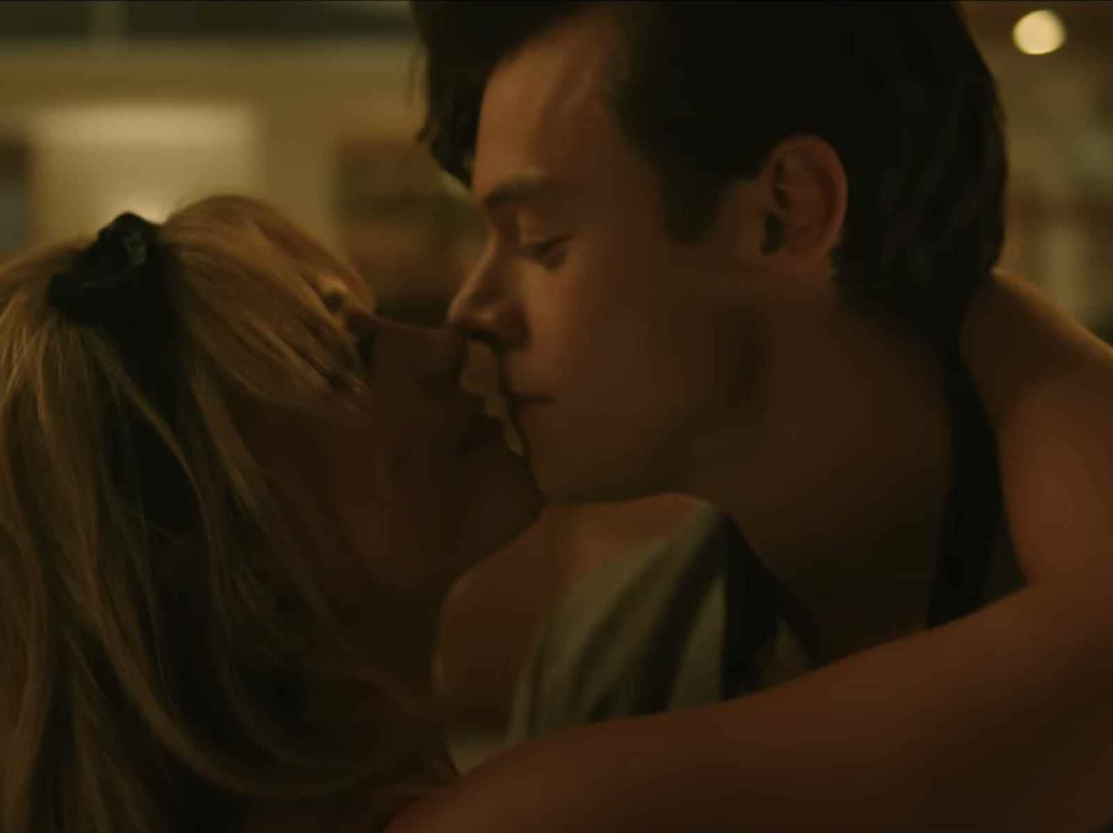 Florence Pugh und Harry Styles küssen sich im Trailer zu „Don’t Worry Darling“.