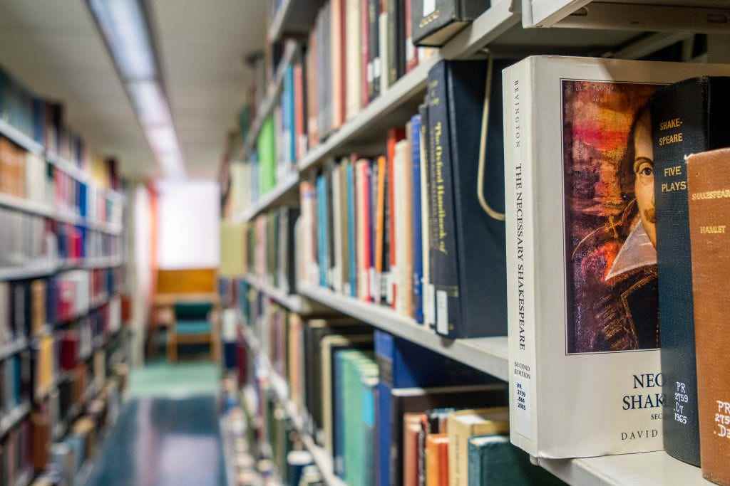 Bücher säumen die Regale der Rice University Library am 26. April 2022 in Houston, Texas.