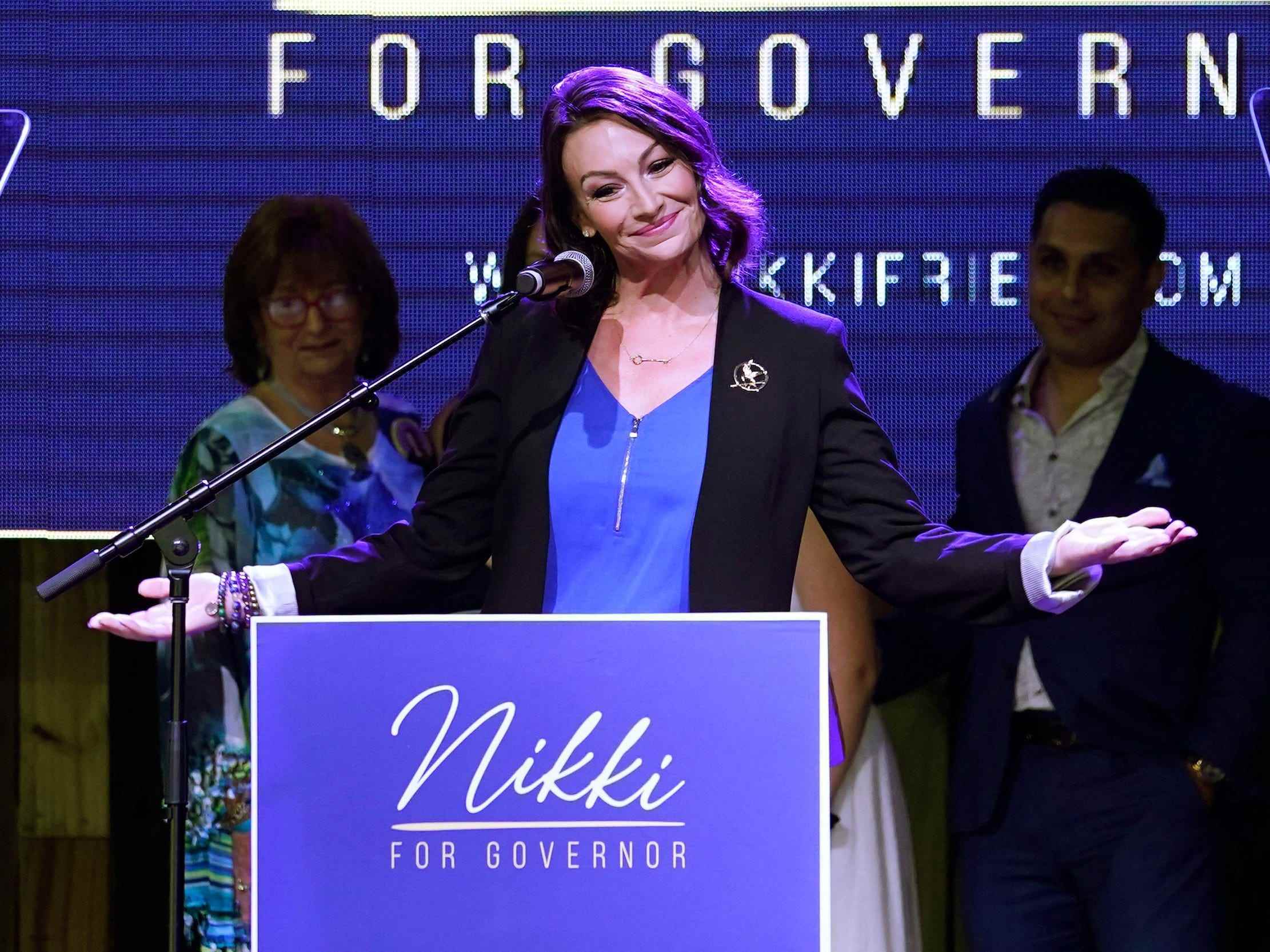 Die demokratische Gouverneurskandidatin Nikki Fried gestikuliert, nachdem sie am Dienstag, den 23. August 2022, in Fort Lauderdale, Florida, das Rennen gegen Rep. Charlie Crist kassiert hat.