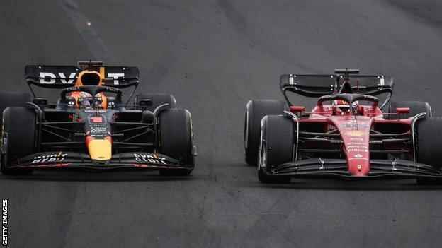 Der niederländische Fahrer Max Verstappen (L) von Red Bull Racing und der monegassische Ferrari-Fahrer Charles Leclerc treten am 31. Juli 2022 beim Formel-1-Grand-Prix von Ungarn auf dem Hungaroring in Mogyorod bei Budapest, Ungarn, an