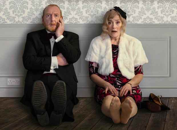 Adrian Scarborough und Sophie Thompson in The Clothes They Stand Up In.