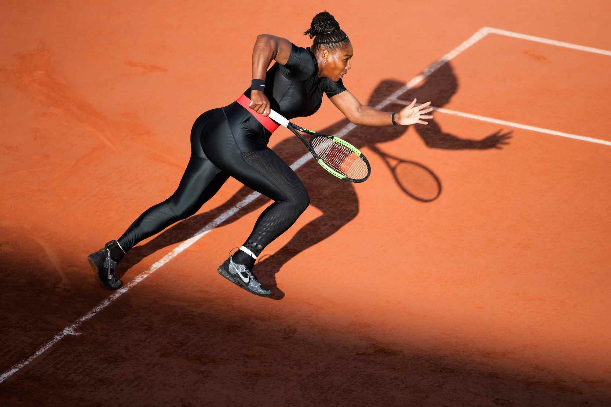 Serena Williams aus den Vereinigten Staaten im Einsatz gegen Julia Goerges aus Deutschland im Abendlicht auf dem Court Suzanne Lenglen im Einzelwettbewerb der Frauen beim Tennisturnier French Open 2018 in Roland Garros.