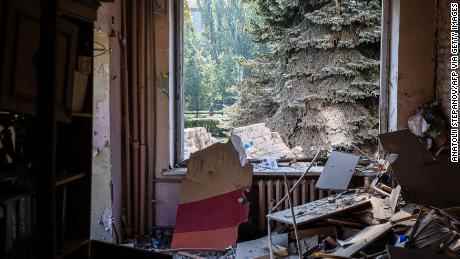 Ein zerstörtes Klassenzimmer ist in der ukrainischen Stadt Kramatorsk abgebildet, einer Stadt im Osten, die an der Frontlinie des Krieges mit Russland steht.  