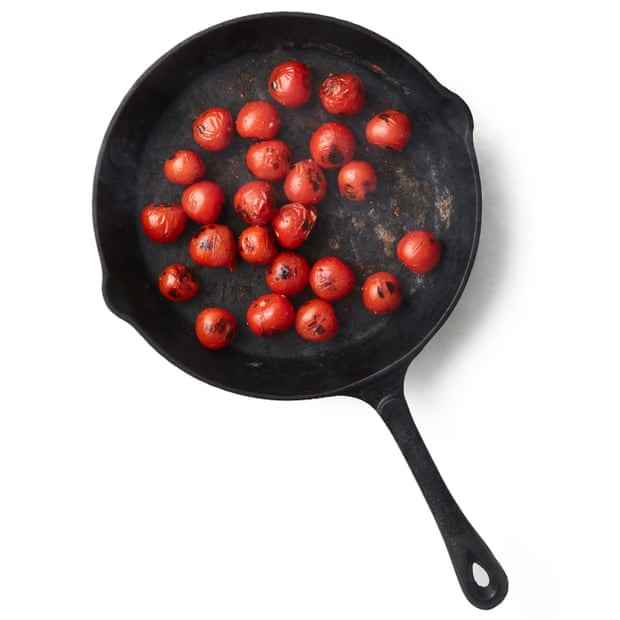 Felicity Cloakes Pappa al pomodoro 03b.  Wenn Sie die Kirschtomaten verwenden, werfen Sie sie mit etwas zusätzlichem Öl und legen Sie sie auf eine heiße Grillpfanne, bis sie Blasen bilden und schwarz werden;  andernfalls die überschüssige Tomate grob hacken.