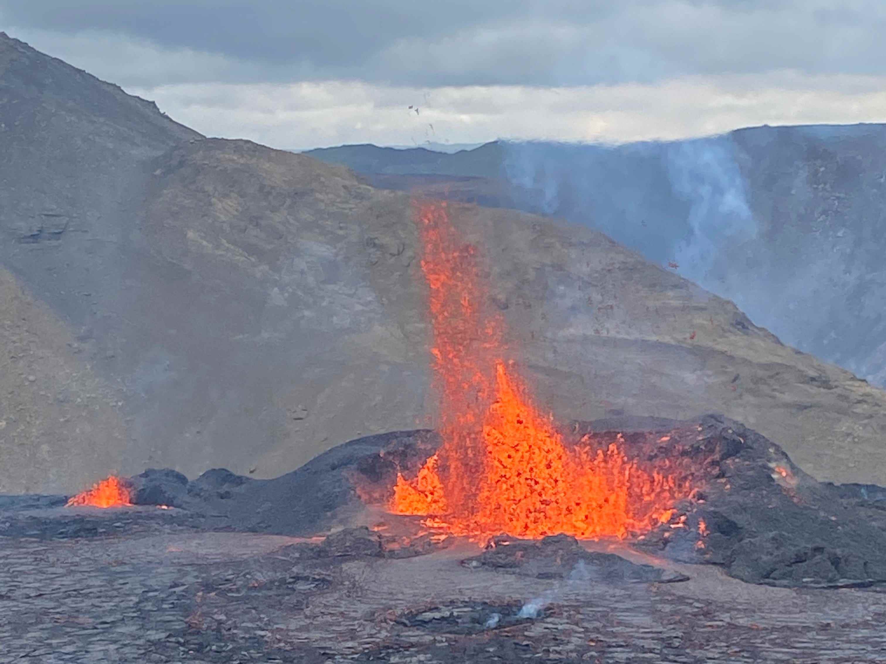 Vulkanausbruch in Island mit herauskommender Lava