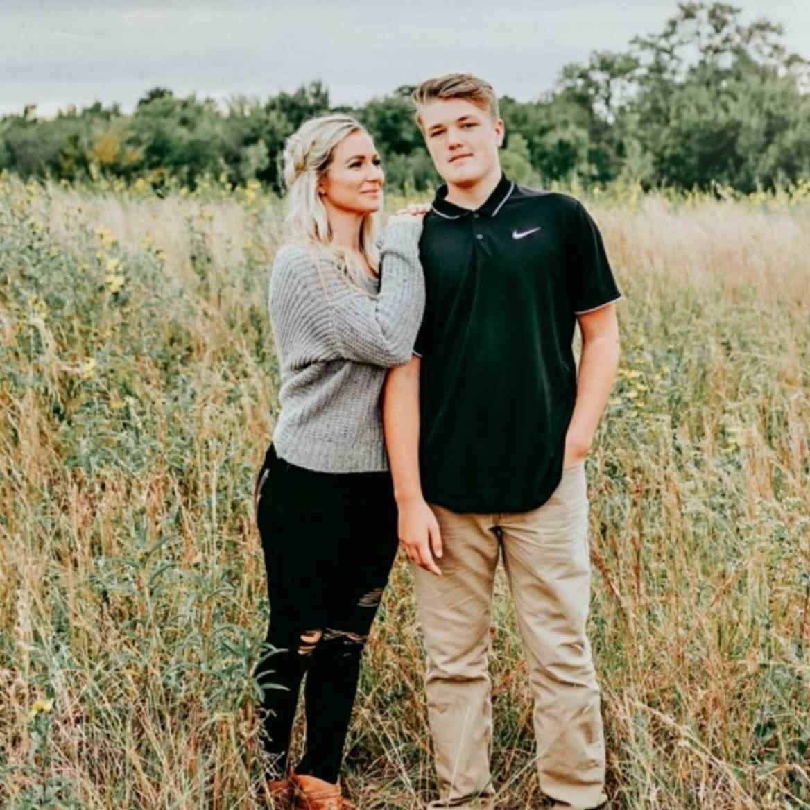 Jamie Hilburn steht 2018 mit ihrem Sohn auf einem Feld.