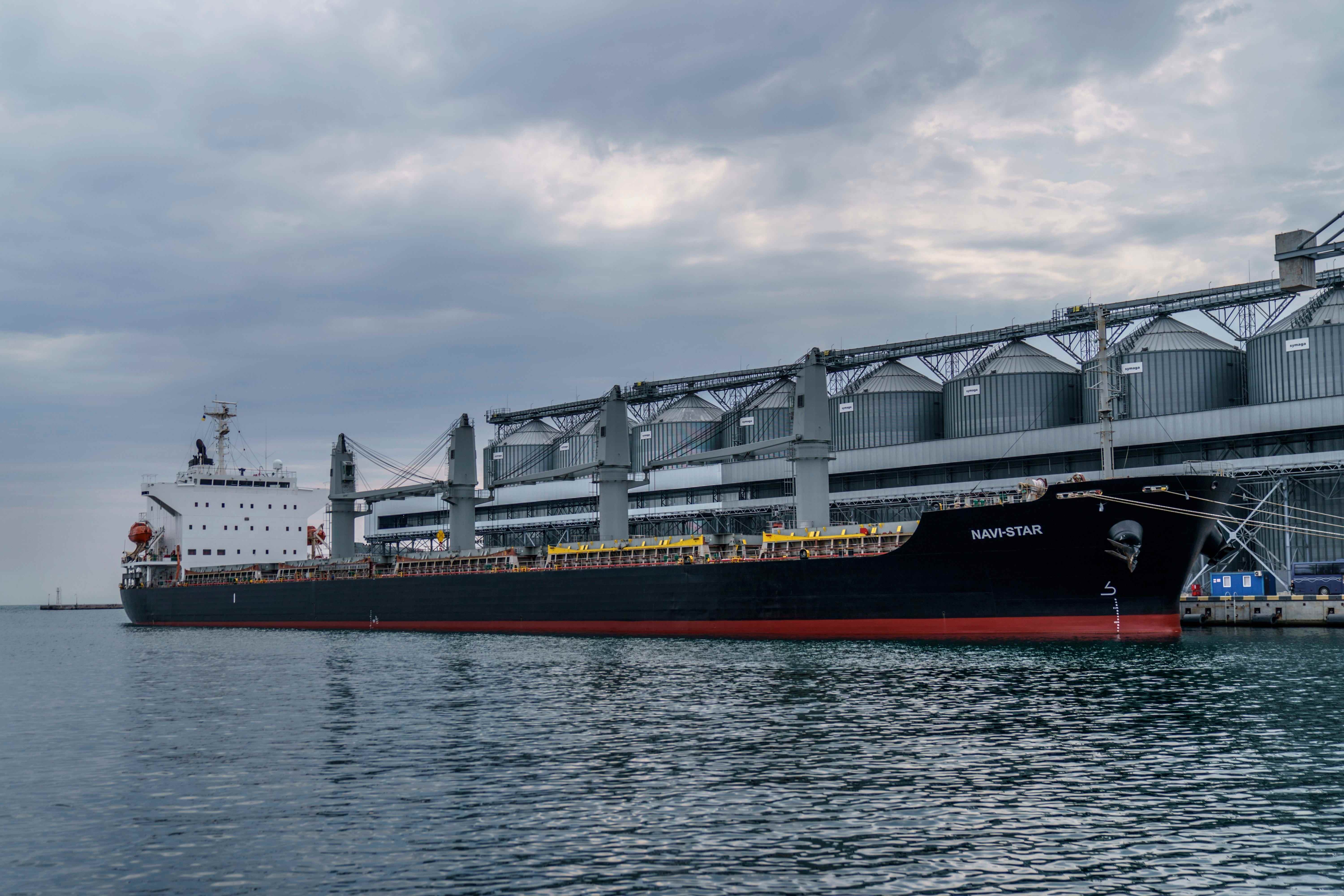 Das Schiff Navi-Star ist seit Beginn der russischen Invasion in der Ukraine vor fünf Monaten voller Getreide, während es darauf wartet, am Freitag, den 29. Juli 2022, vom Seehafen Odessa in Odessa, Ukraine, abzufahren.