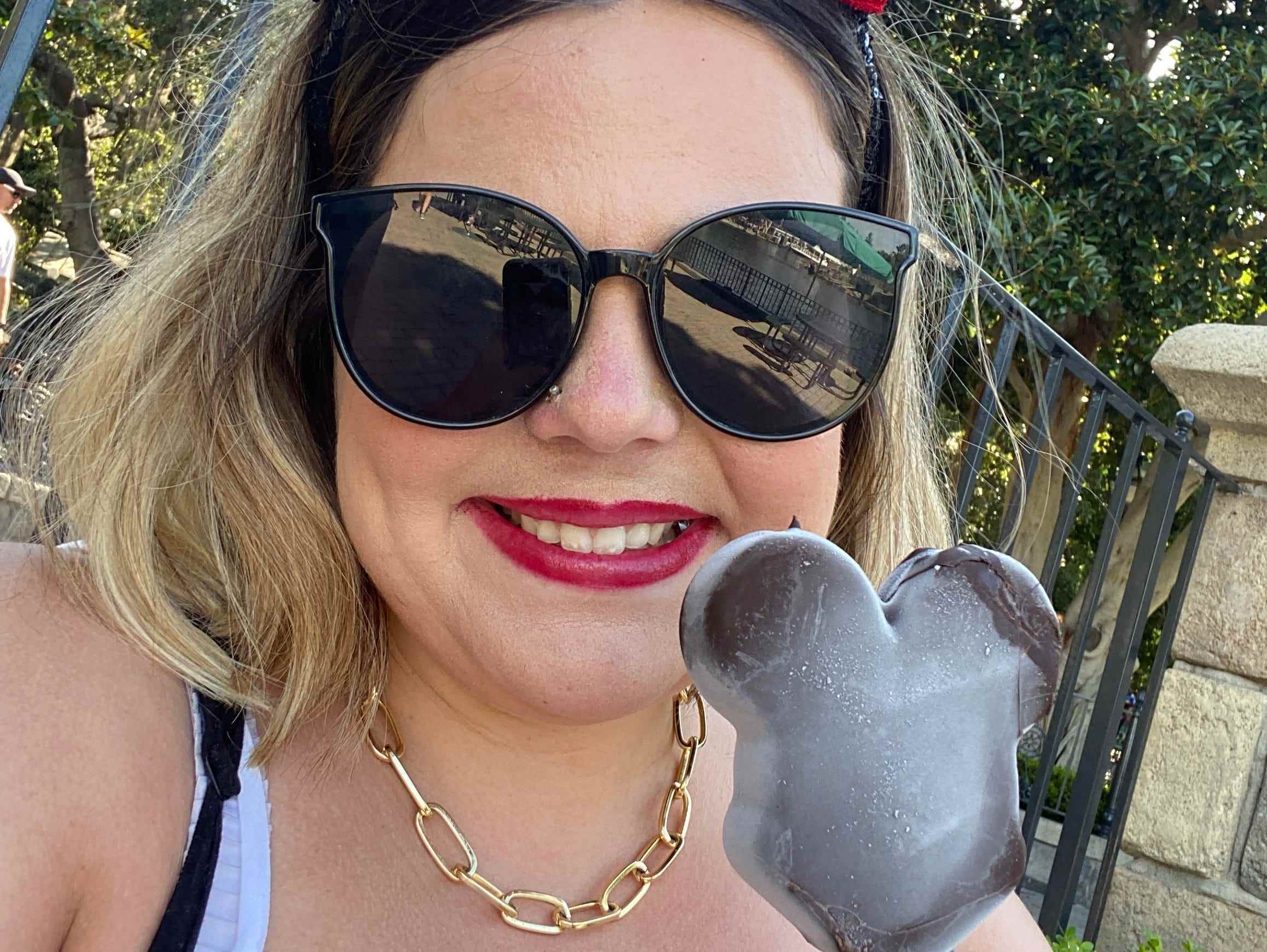 Dana posiert mit einer Mickey-Eisdiele im Disneyland