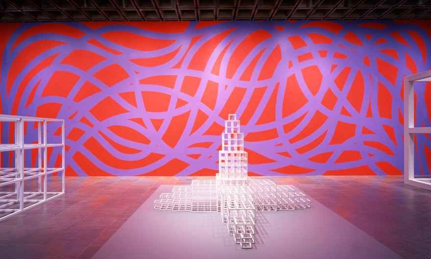 Sol LeWitts Wandzeichnung Nr. 955, Loopy Doopy (rot und lila)', erstmals hier gezeichnet im Jahr 2000 von Paolo Arao, Nicole Awai, Hidemi Nomura, Jean Shin, Frankie Woodruff im Whitney Museum of American Art, New York.