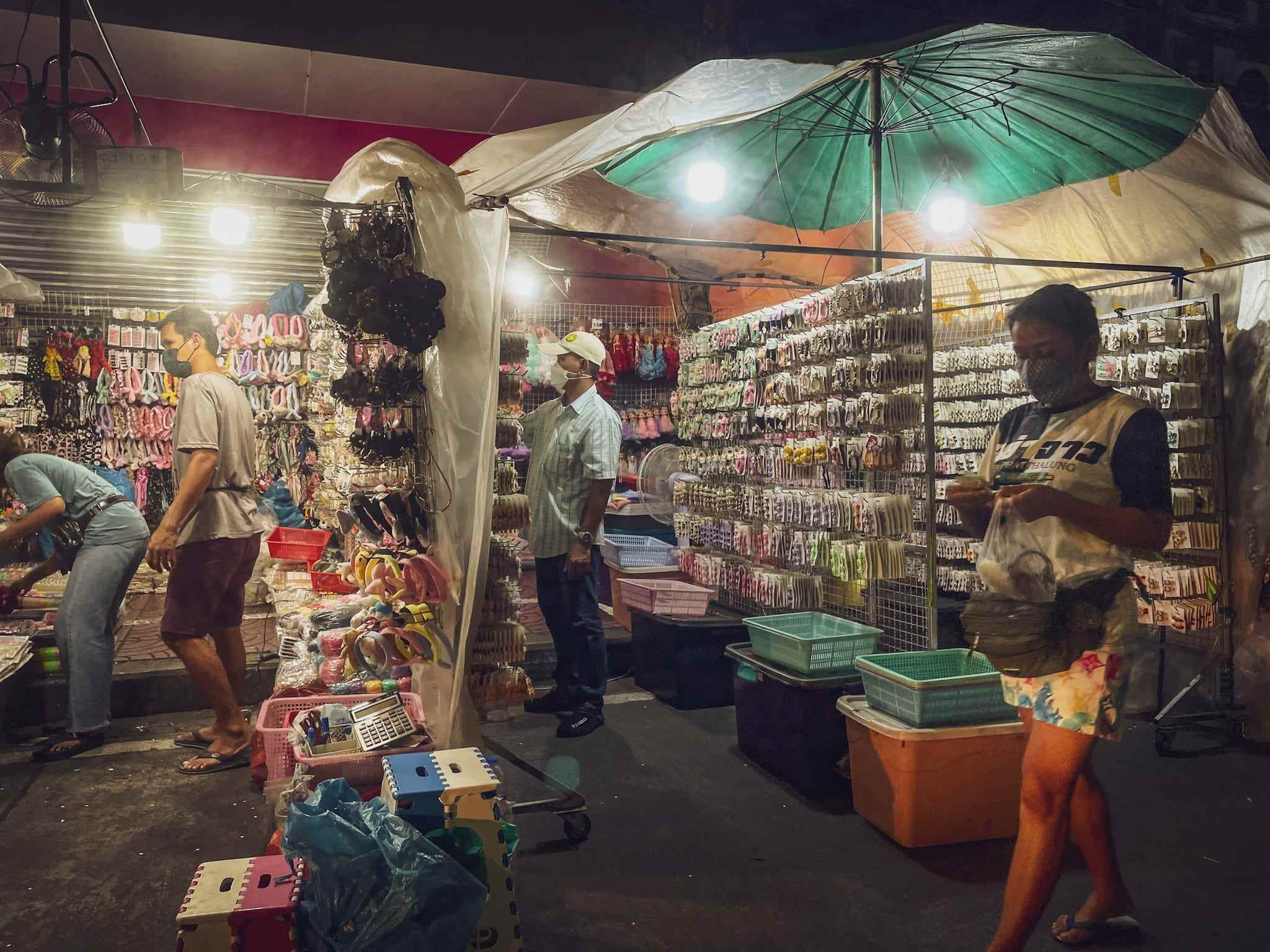 Straßenhändler auf einem Nachtmarkt in Chakkrawat.