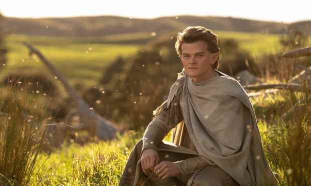 Lord in Waiting … Robert Aramayo als Elrond.