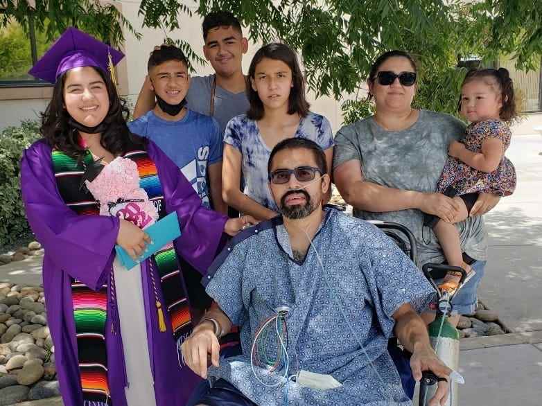 Jose Leon sitzt mit seiner Familie um ihn herum beim Abitur seiner Tochter
