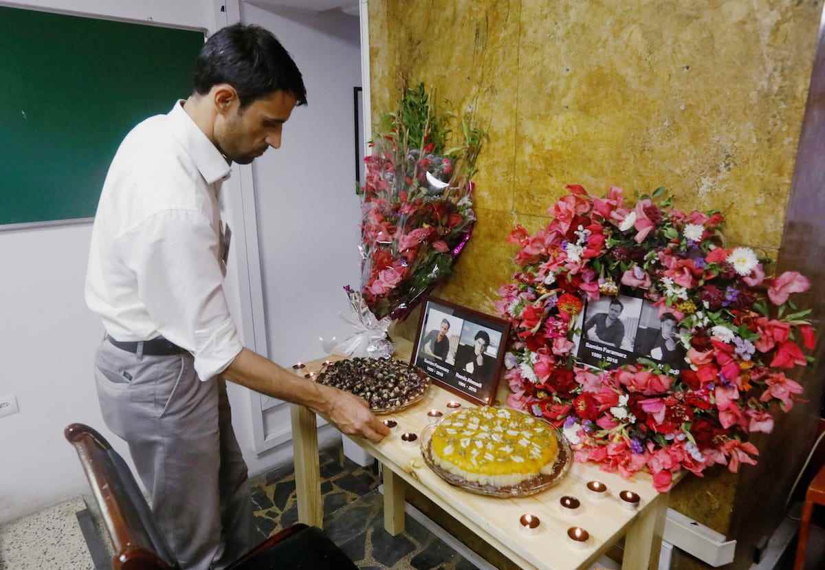 Ein afghanischer Journalist, der für Tolo News arbeitet, zündet Kerzen vor Bildern seiner Kollegen an, die bei einem Selbstmordanschlag getötet wurden Kabul, Afghanistan, 7. September 2018. Bild aufgenommen am 7. September 2018.