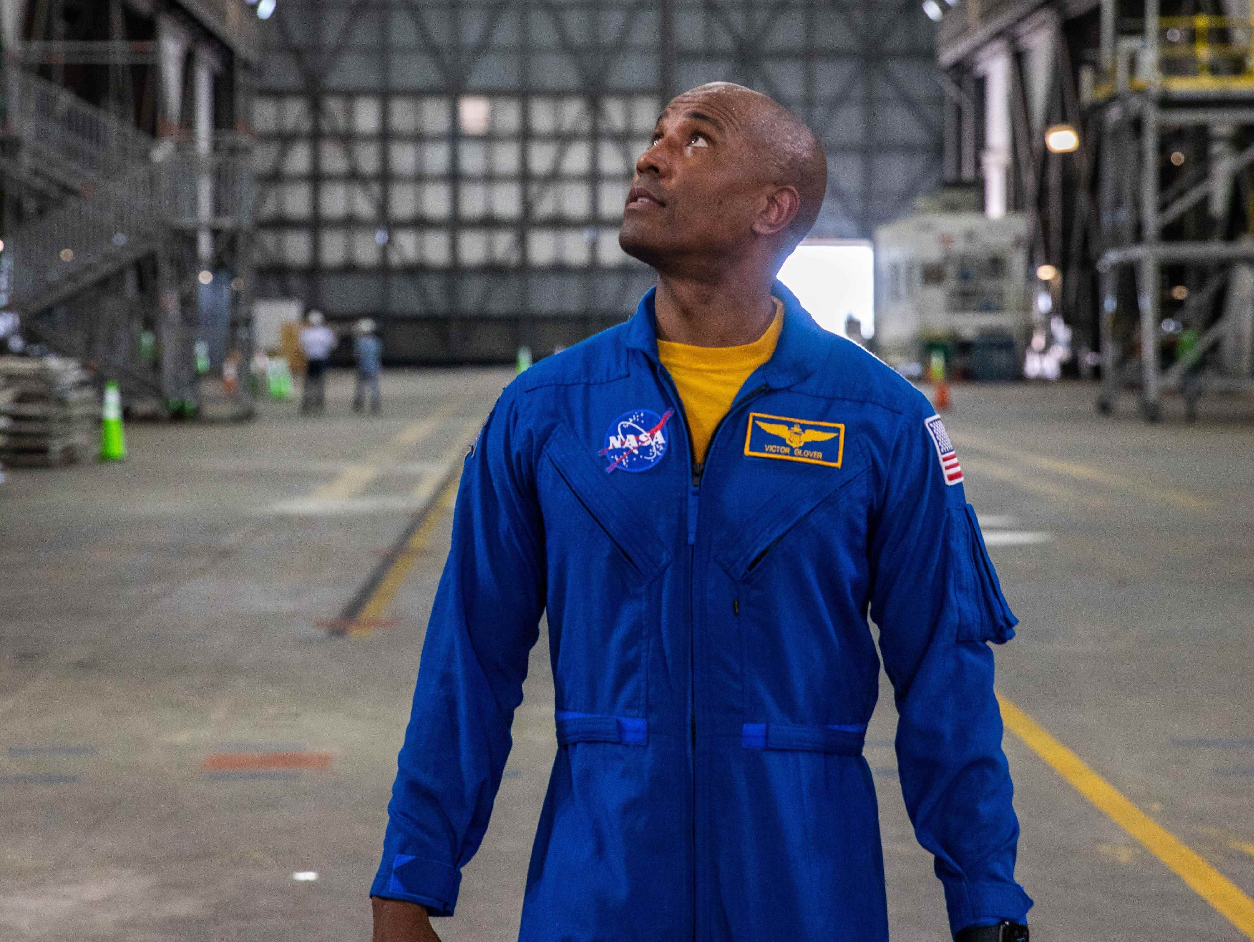 NASA-Astronaut Victor Glover blickt in ein Raketenmontagegebäude