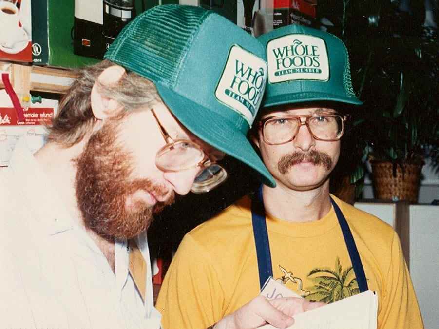 John Mackey, rechts, mit dem Mitarbeiter von Whole Foods, David Matthis, bei der Eröffnung eines Geschäfts in Houston im Jahr 1984.
