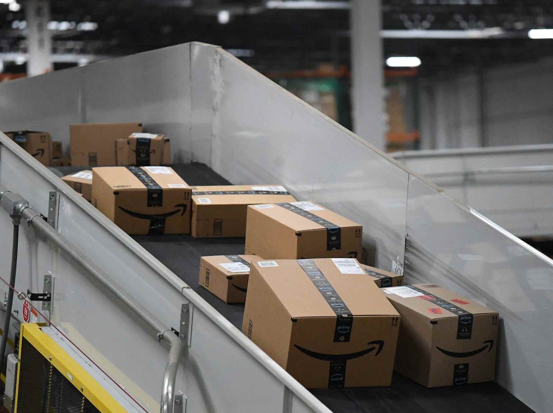 Amazon-Kisten auf einem Förderband