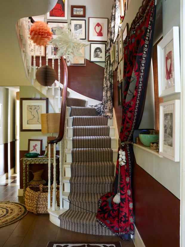 „Ich bin nie glücklicher, als wenn ich ein Projekt habe“: eine beeindruckende Fotogalerie auf der Treppe mit einem zweifarbigen Flur in Lila-Grau und Pflaume.