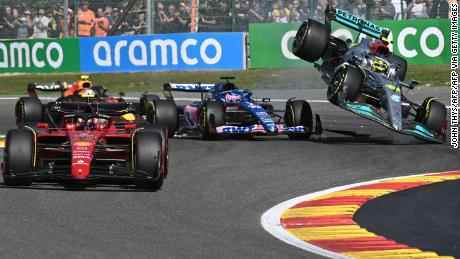 Hamilton kollidiert mit Fernando Alonso. 