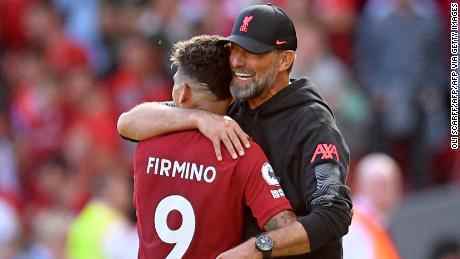 Klopp umarmt Firmino, als er gegen Bournemouth ausgewechselt wird.