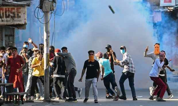 Demonstranten nehmen im Mai 2022 in Srinagar an einer Demonstration inmitten von Tränengasrauch teil, der von indischen Sicherheitskräften abgefeuert wurde