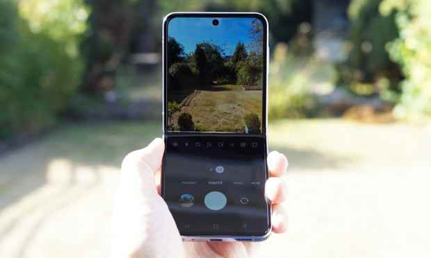Das Samsung Galaxy Z Flip 4 öffnet sich in L-Form und zeigt die Kamera-App.
