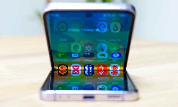 Das Samsung Galaxy Z Flip 4 lässt sich bei eingeschaltetem Bildschirm schräg öffnen.