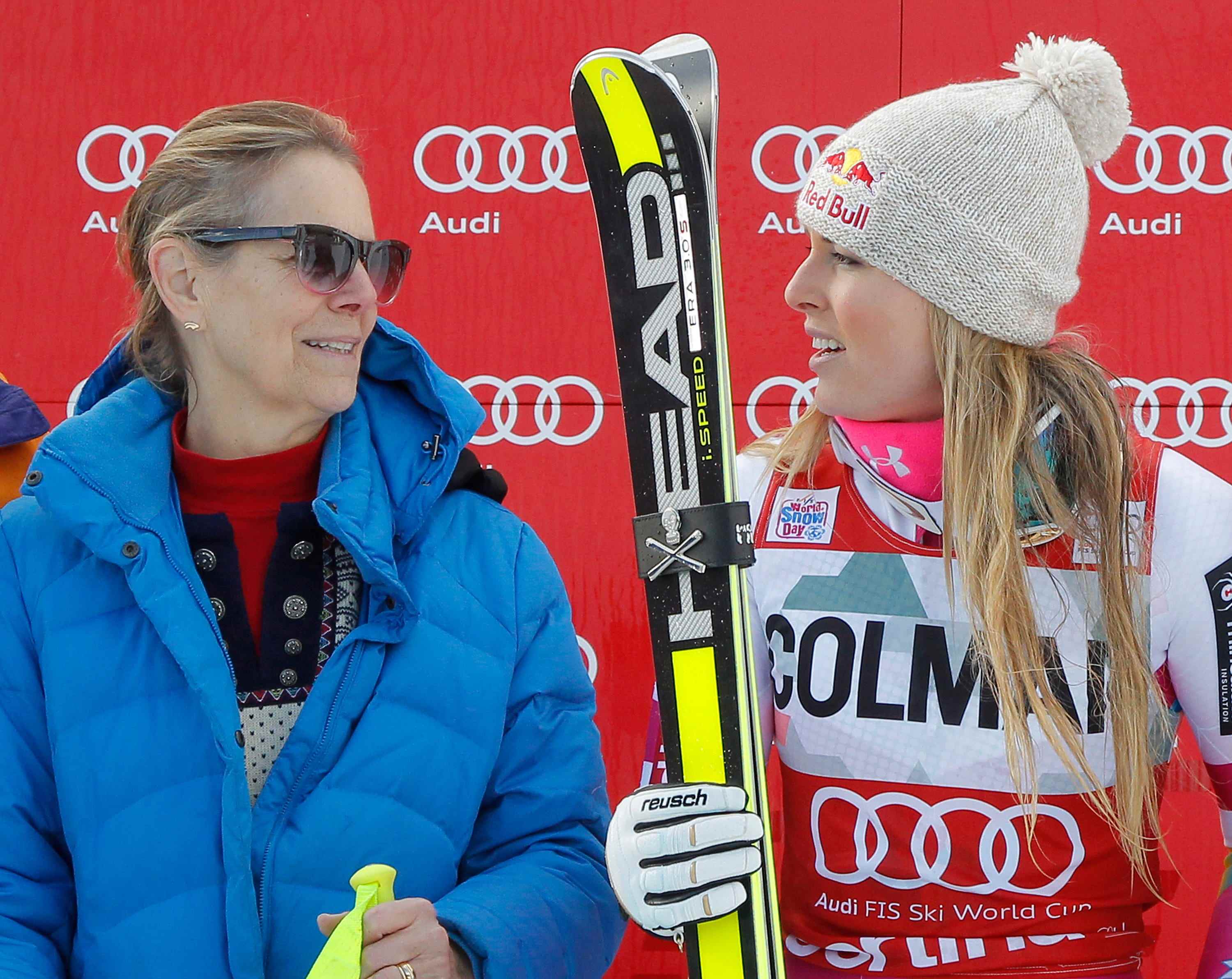 Lindsey Vonn sieht ihre Mutter Lindy an, während sie ihre Ski hält