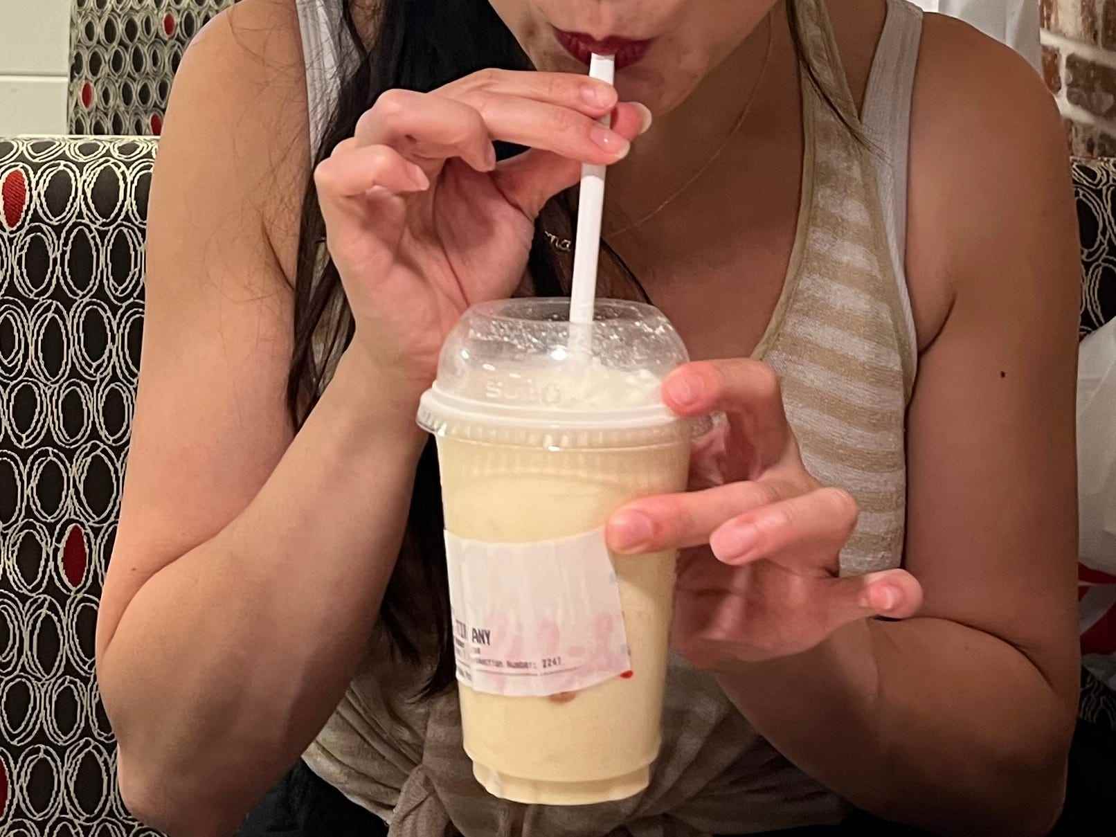 Tiffany trinkt einen Pfirsichmilchshake von Chick Fil A in Toronto
