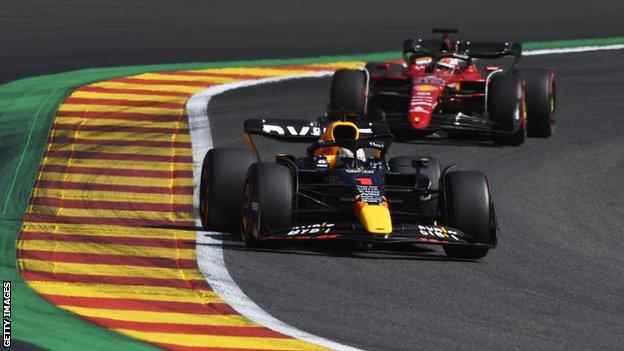 Max Verstappen von Red Bull führt Charles Leclerc von Ferrari beim F1 Grand Prix von Belgien auf dem Circuit de Spa-Francorchamps am 28. August 2022 in Spa an