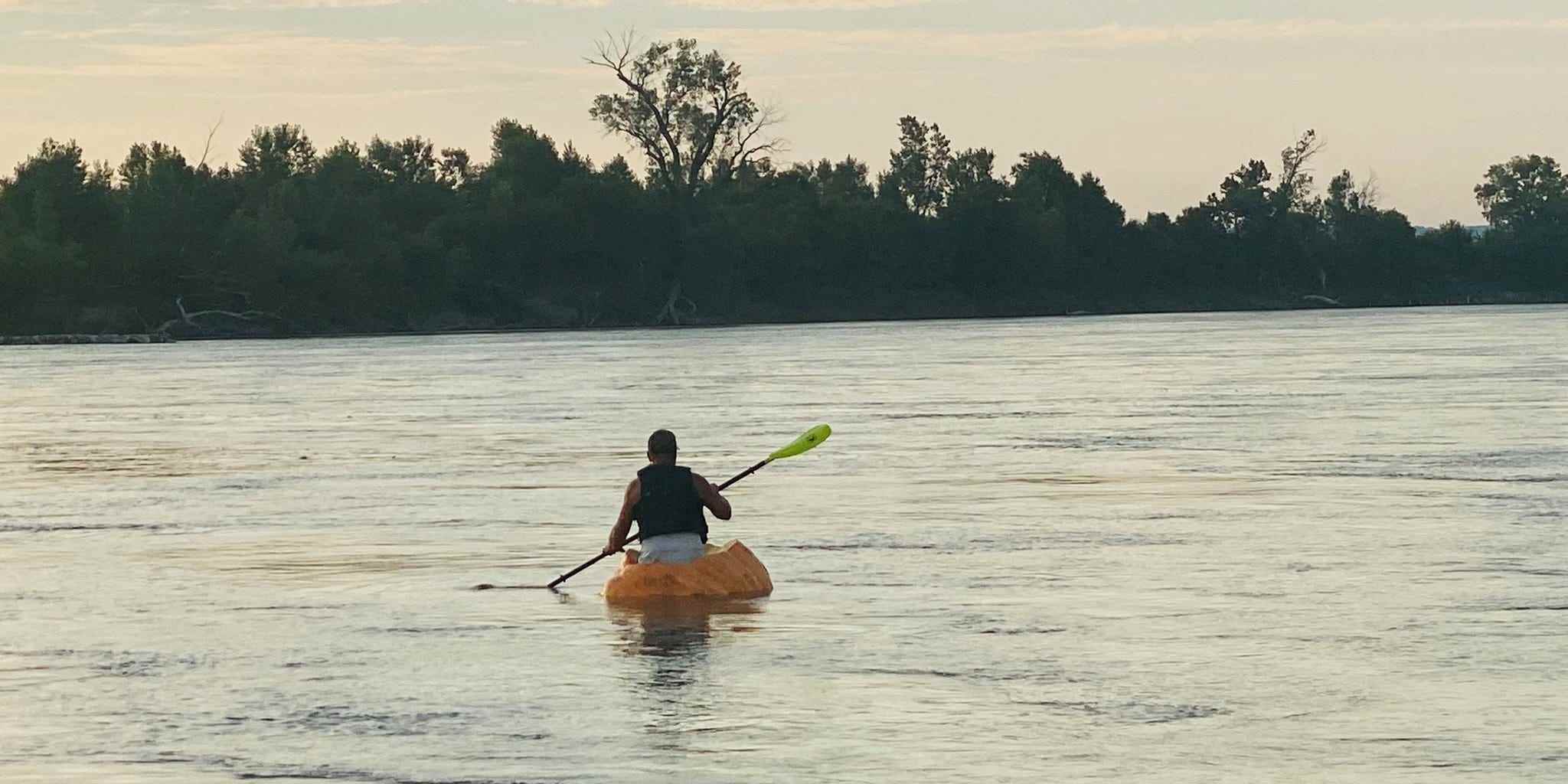 Duane Hansen treibt in einem ausgehöhlten Kürbis den Missouri River hinunter.