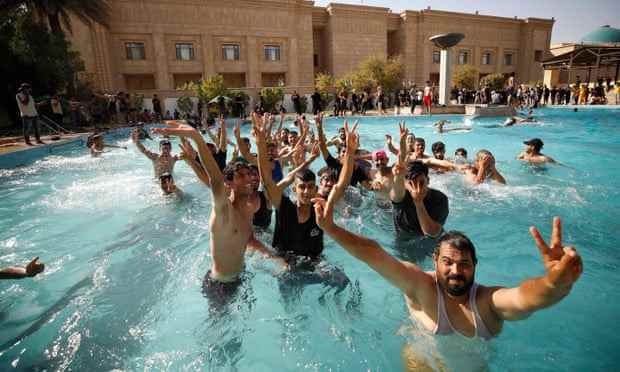 Anhänger von Moqtada al-Sadr schwimmen am Montag im Pool des Regierungssitzes in Bagdad