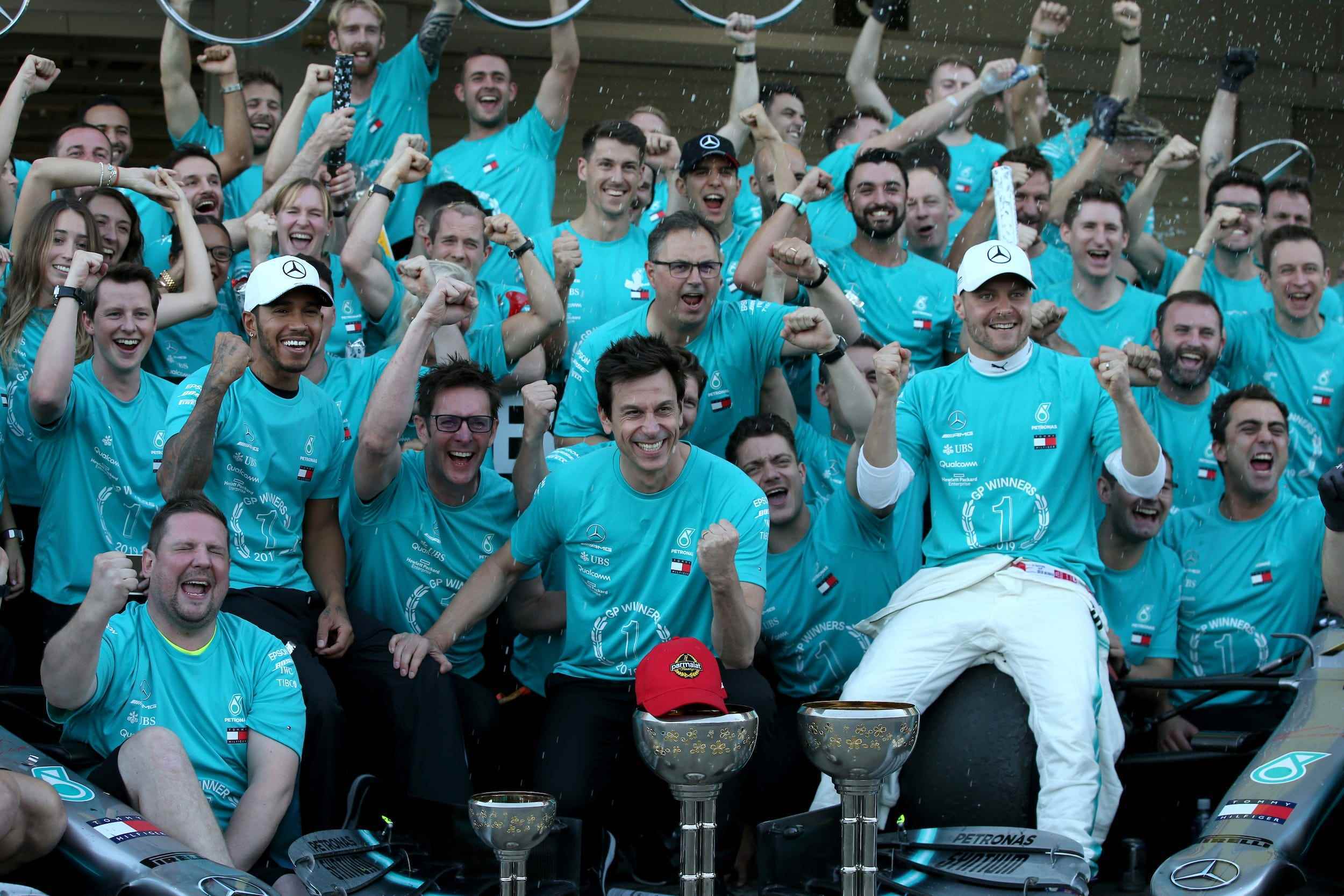 Lewis Hamilton (ganz links) feiert mit seinem Team den Gewinn der Meisterschaft 2019.