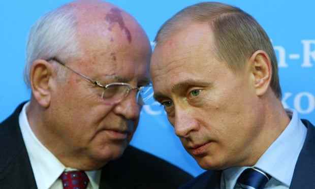 Wladimir Putin hört Gorbatschow während einer Pressekonferenz nach Gesprächen mit Bundeskanzler Gerhard Schröder im Jahr 2004 zu.