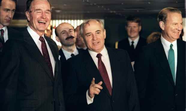 Präsident George H. Bush, links, Gorbatschow und US-Außenminister James Baker bei einem Gipfeltreffen im Jahr 1989.
