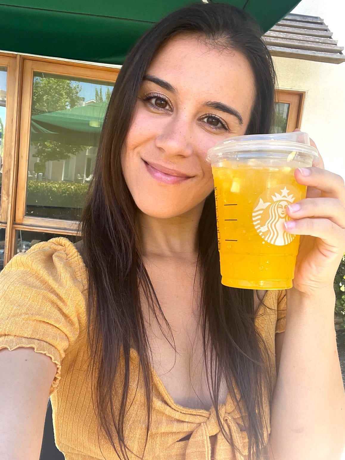 Anneta mit Starbucks Pineapple Passionfruit Drink