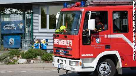Ein Feuerwehrauto fährt am Eingang zum Legoland in der bayerischen Kleinstadt vorbei.