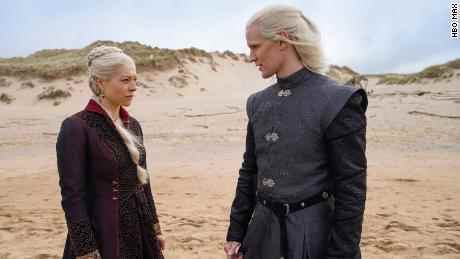 (Von links) Emma D'Arcy als Prinzessin Rhaenyra Targaryen und Matt Smith als Prinz Daemon Targaryen werden in einer Szene aus HBOs 